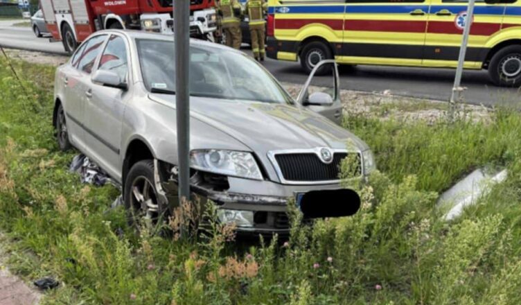 Na DW634 auto osobowe wypadło z drogi w Nowych Lipinach
