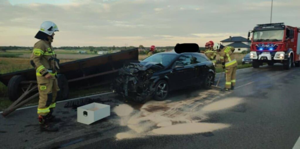 Groźna kolizja w Starym Kraszewie. Interwencja służb ratunkowych po zderzeniu pojazdów