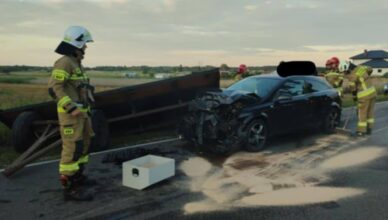 Groźna kolizja w Starym Kraszewie. Interwencja służb ratunkowych po zderzeniu pojazdów