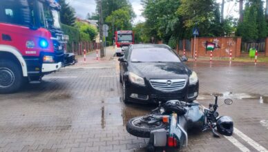 Zderzenie w Kobyłce. Motocyklista trafił pod opiekę ratowników
