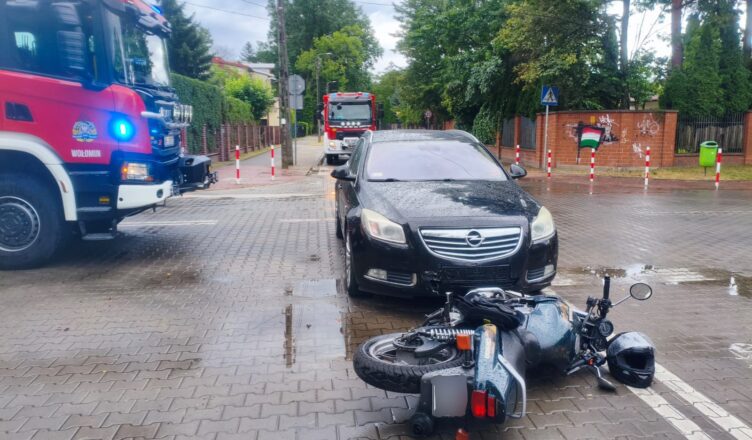 Zderzenie w Kobyłce. Motocyklista trafił pod opiekę ratowników