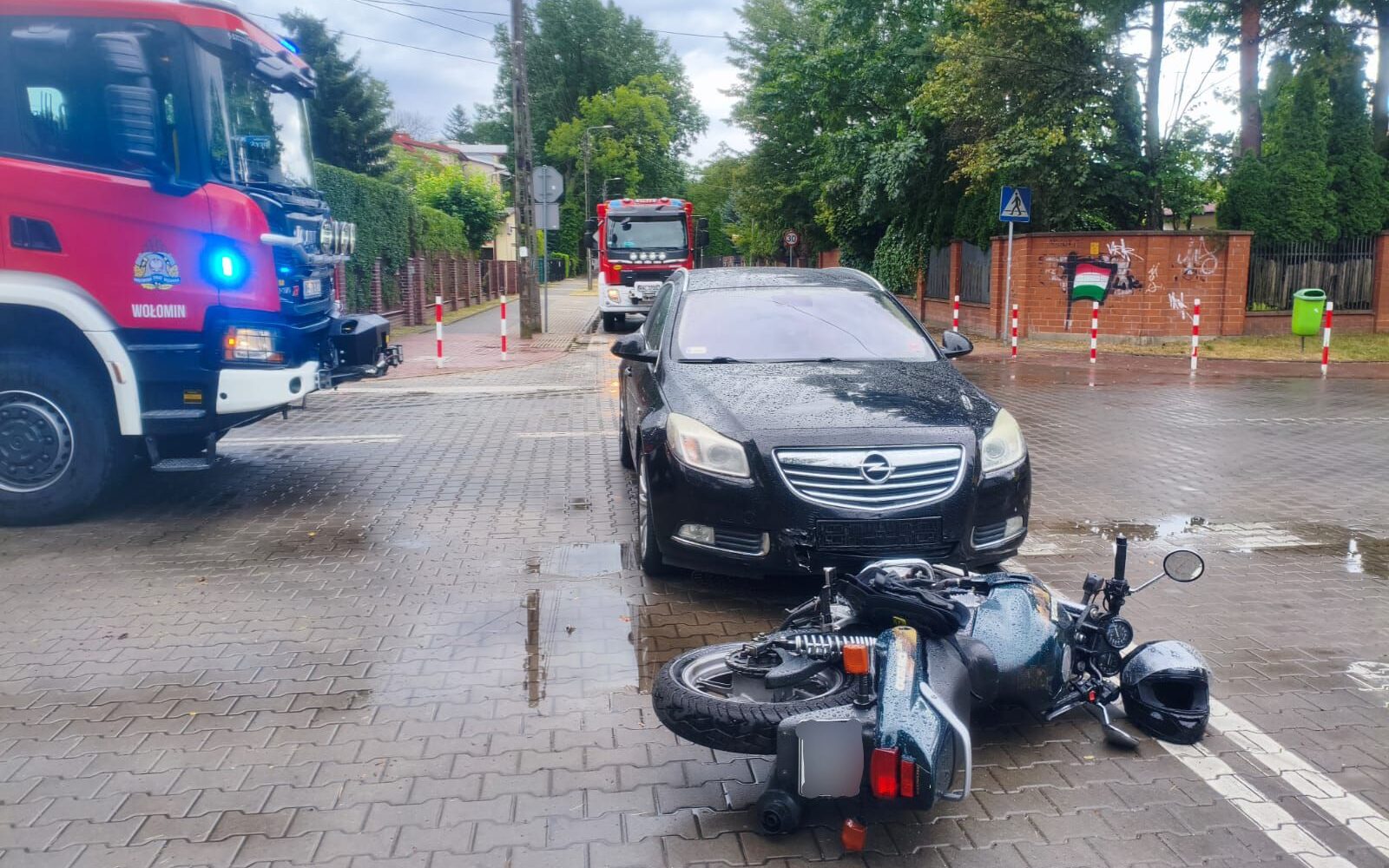 Zderzenie w Kobyłce. Motocyklista trafił pod opiekę ratowników