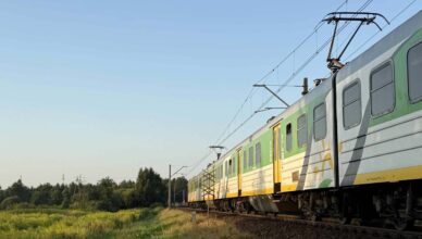 Tragiczne zdarzenie na torach w Postoliskach – służby prowadziły intensywną akcję ratunkową