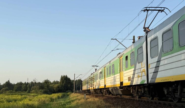 Tragiczne zdarzenie na torach w Postoliskach – służby prowadziły intensywną akcję ratunkową