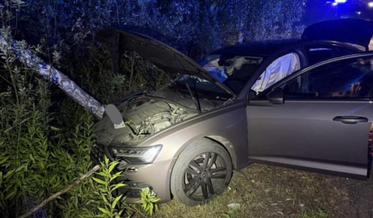 Osobówka uderzyła w drzewo