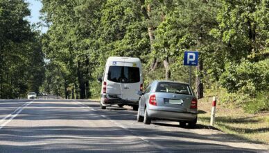 Poważny wypadek na DW631 w Sierakowie – trzy pojazdy zderzyły się na drodze wojewódzkiej