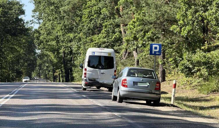 Poważny wypadek na DW631 w Sierakowie – trzy pojazdy zderzyły się na drodze wojewódzkiej