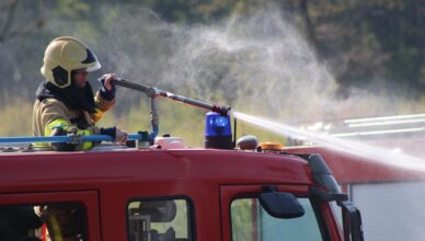 Groźny incydent w Radzyminie. Samozapłon w śmieciarce po wrzuceniu kwasu azotowego