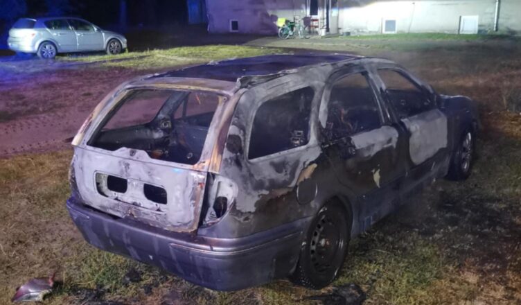 Pożar samochodu osobowego w Tłuszczu