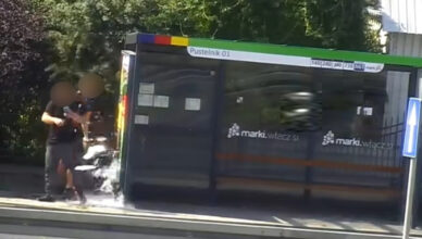 Odpowiedzą za zniszczenie wiaty przystankowej w Markach