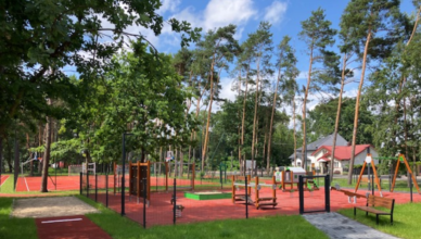 Kobyłka - plac zabaw na terenie szkoły przy ulicy Dworkowej