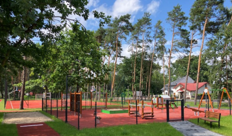 Kobyłka - plac zabaw na terenie szkoły przy ulicy Dworkowej