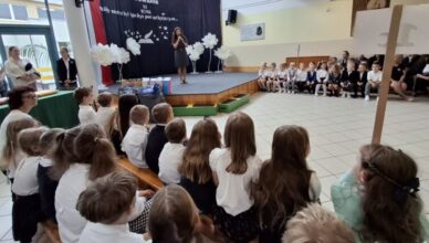 Ząbki - Blisko 700. pierwszoklasistów rozpoczęło dzisiaj rok szkolny