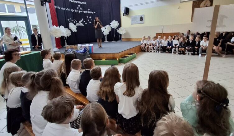 Ząbki - Blisko 700. pierwszoklasistów rozpoczęło dzisiaj rok szkolny