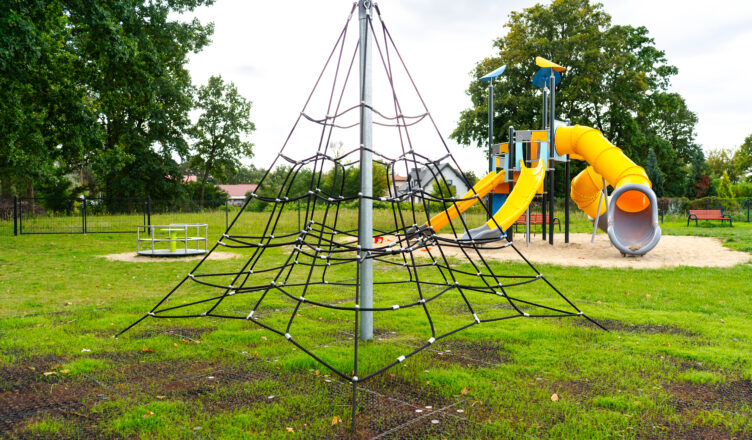 Zielonka - Nowe urządzenia na placu zabaw przy ul. Ossowskiej