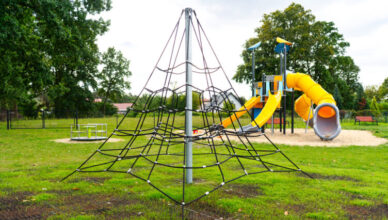 Zielonka - Nowe urządzenia na placu zabaw przy ul. Ossowskiej