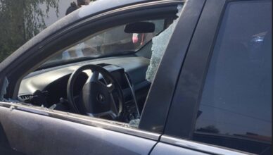 Policjant wybił szybę w samochodzie by ratować 1.5 roczne dziecko