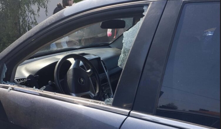 Policjant wybił szybę w samochodzie by ratować 1.5 roczne dziecko