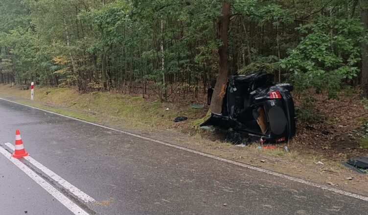 Tragiczny wypadek na DK48. Auto dachowało i uderzyło w drzewo.
