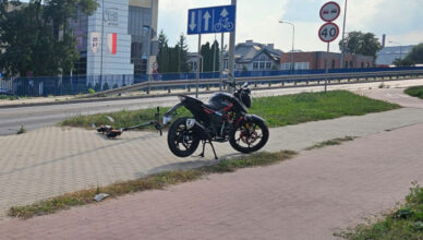 Hulajnogą elektryczną po przejściu dla pieszych wprost pod nadjeżdżający motorower