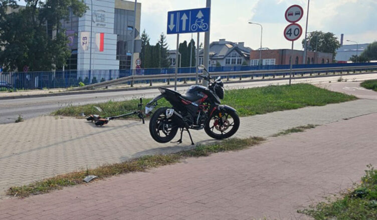 Hulajnogą elektryczną po przejściu dla pieszych wprost pod nadjeżdżający motorower