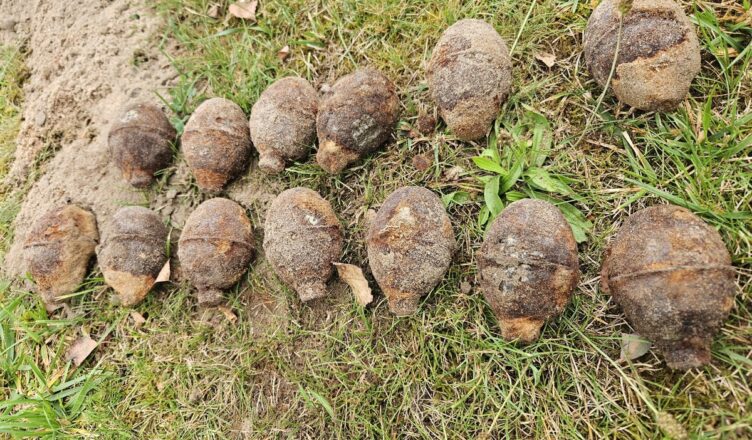 Niebezpieczne znalezisko podczas prac ogrodniczych. Miejsce zabezpieczają policjanci