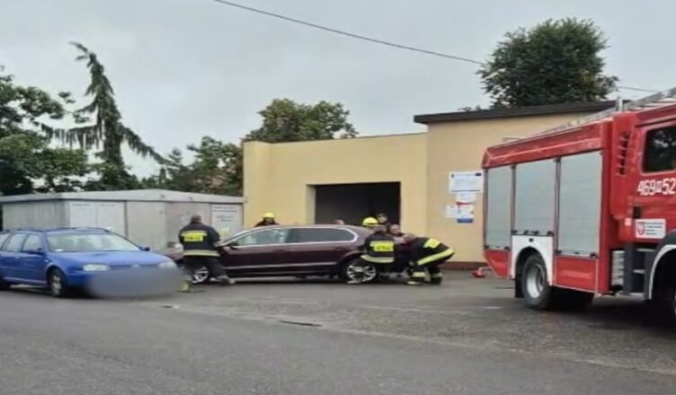 Policja już po kilku godzinach ustaliła kierowcę, który utrudnił wyjazd służb ratowniczych