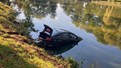 Sprawca kolizji wylądował w stawie