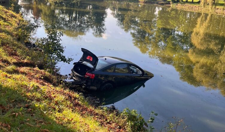 Sprawca kolizji wylądował w stawie