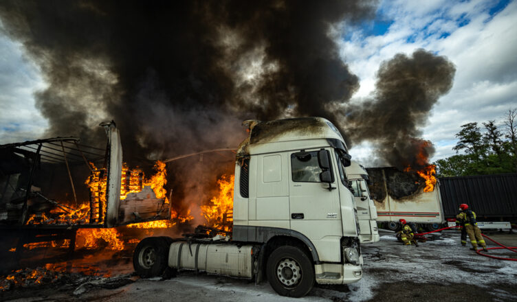 Pożar samochodów ciężarowych, naczep oraz kontenera