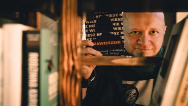 Zapraszamy na wyjątkowe spotkanie wokół książki „Jego oczami” Szymona J. Wróbla