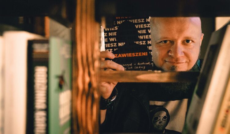 Zapraszamy na wyjątkowe spotkanie wokół książki „Jego oczami” Szymona J. Wróbla