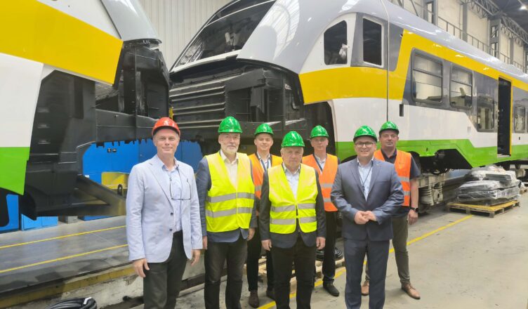 Koleje Mazowieckie odebrały pierwsze pudła do nowego pojazdu 61WE