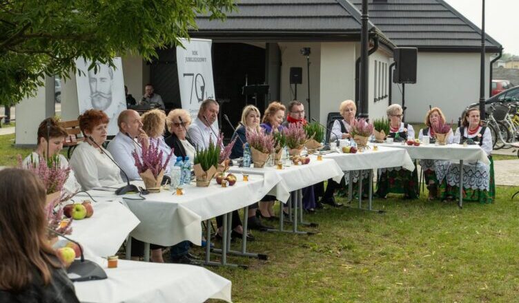 Jan Kochanowski w Kuźni Norwida. Narodowe Czytanie w Gminie Dąbrówka