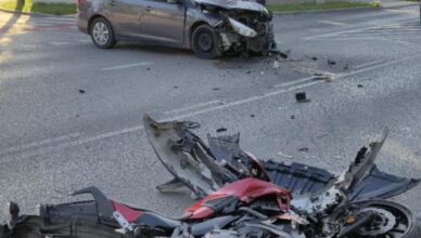 Zderzenie motocykla z samochodem osobowym w Wołominie. Interweniowały wszystkie służby