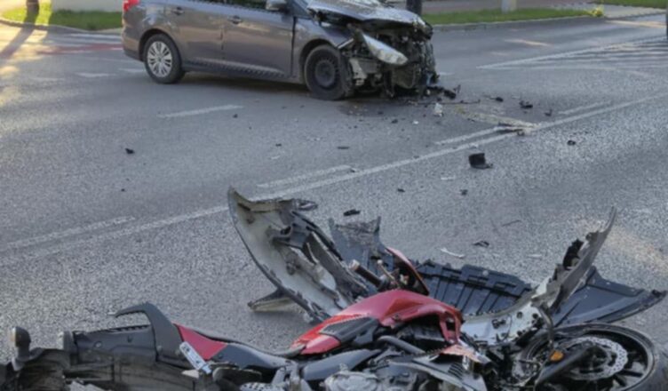 Zderzenie motocykla z samochodem osobowym w Wołominie. Interweniowały wszystkie służby