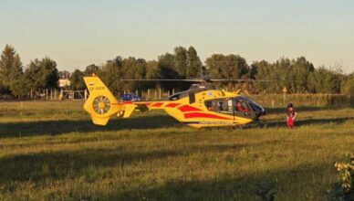 Zderzenie motocykla z samochodem osobowym. Interweniował śmigłowiec LPR