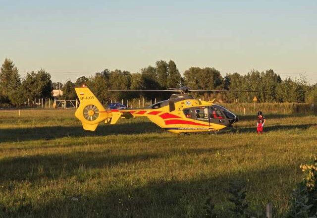 Zderzenie motocykla z samochodem osobowym. Interweniował śmigłowiec LPR