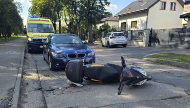 Zderzenie osobówki ze skuterem