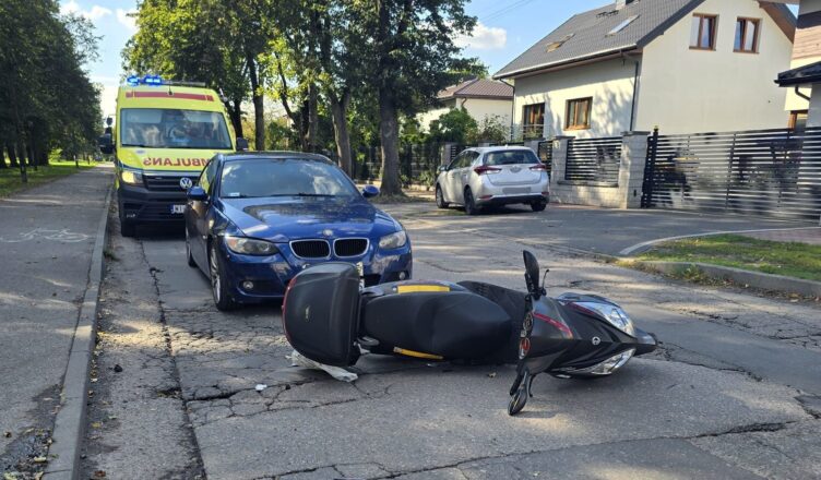 Zderzenie osobówki ze skuterem