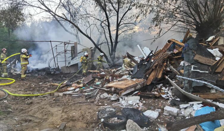 Groźny pożar w Ślężanach. Spłonął budynek gospodarczy i odpady