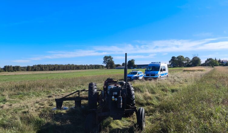 Tragiczny wypadek podczas prac polowych. 91-latek zatrzymał ciągnik, aby usunąć usterkę, pojazd ruszył i przejechał po mężczyźnie