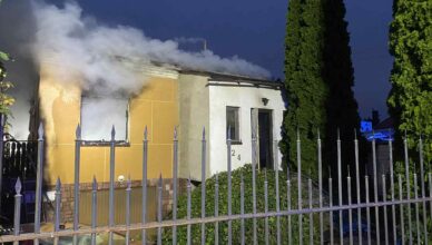 Pożar budynku mieszkalnego w Wołominie: szybka reakcja służb zapobiegła tragedii