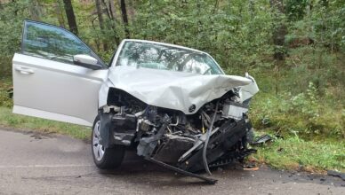 Pijany, doprowadził do czołowego zderzenia i oddalił się z miejsca kolizji