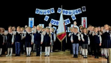 Ząbki - Pasowanie pierwszoklasistów w Publicznej Katolickiej Szkole Podstawowej im. ks. Jana Twardowskiego