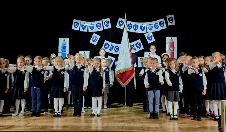 Ząbki - Pasowanie pierwszoklasistów w Publicznej Katolickiej Szkole Podstawowej im. ks. Jana Twardowskiego