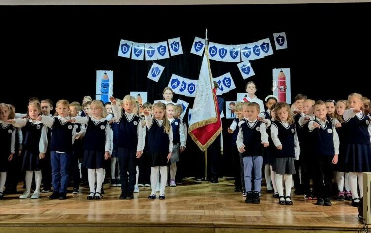 Ząbki - Pasowanie pierwszoklasistów w Publicznej Katolickiej Szkole Podstawowej im. ks. Jana Twardowskiego