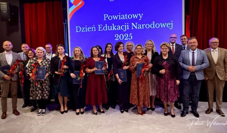 Powiatowe obchody Dnia Edukacji Narodowej 2025: Wyróżnienia, wspomnienia i artystyczne akcenty