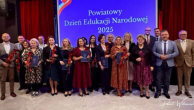 Powiatowe obchody Dnia Edukacji Narodowej 2025: Wyróżnienia, wspomnienia i artystyczne akcenty