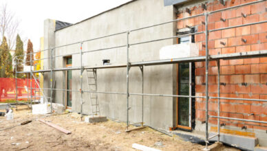 Zielonka - Nowy żłobek ma już pokrycie dachu, okna i drzwi